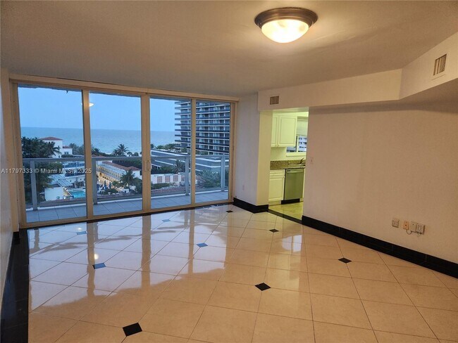 Foto del edificio - 5900 Collins Ave