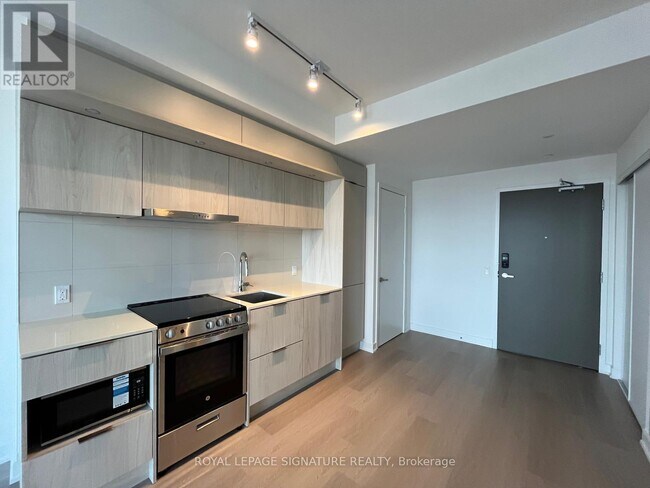 Building Photo - 448 Burnhamthorpe Rd W