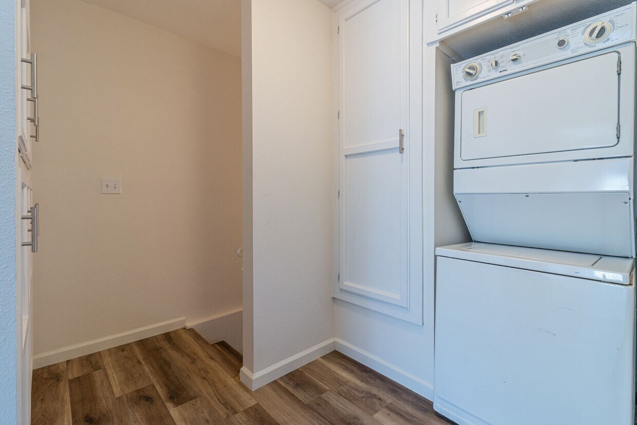 Primary Photo - 2 Bedrooms, 1 1/2 bathroom condo in Downto...