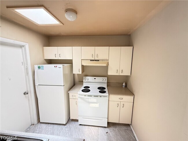 Foto del edificio - 21155 Meehan Ave