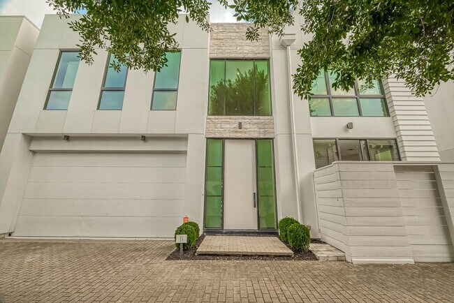 Foto del edificio - Beautiful contemporary home in the sought-...