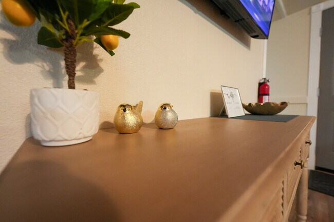 Foto del edificio - Modern Furnished 2 Bed/2 Bath Home • Laundry • Internet Included