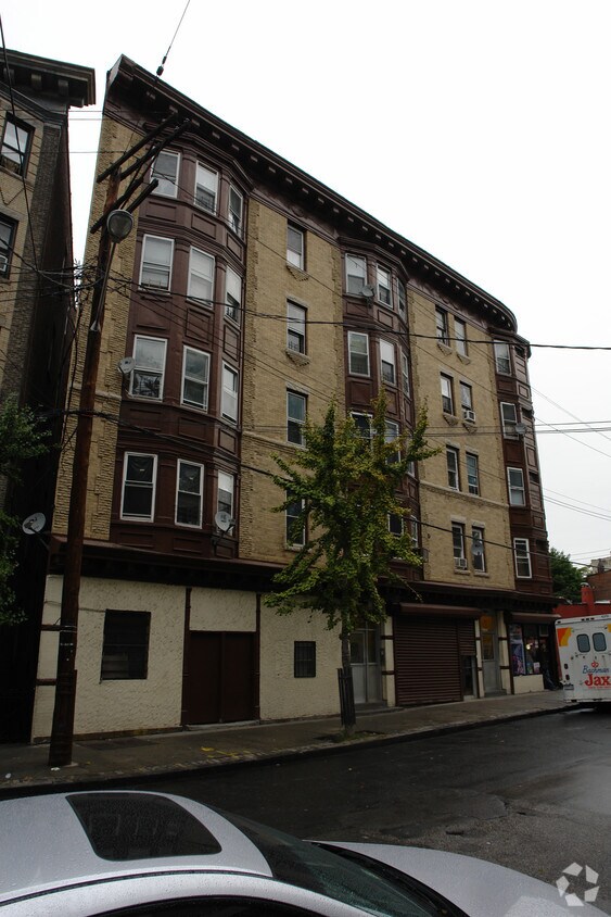 Foto del edificio - 27 Saratoga Ave