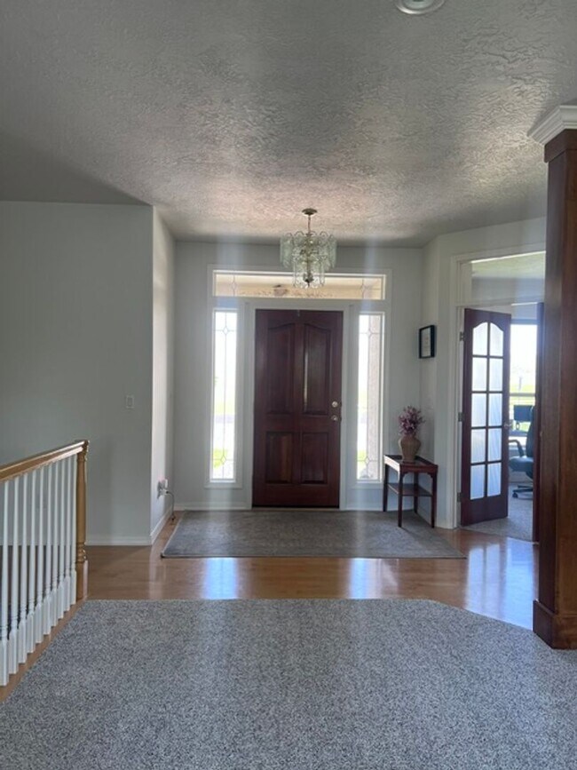 Building Photo - Custom Home in a Serene Setting - Large Lo...