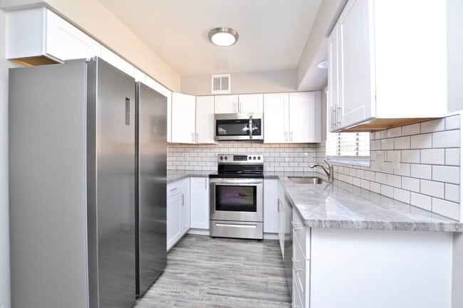 Building Photo - 645 N Arrowhead Dr
