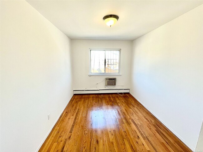 Foto del edificio - 99-37-99-63 63rd Rd