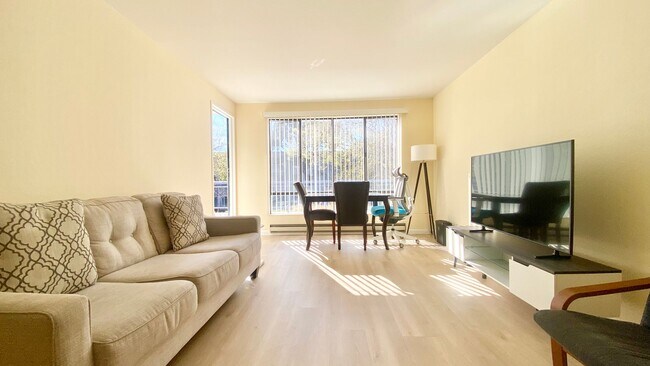 Foto del edificio - Large & Sunny Deck with this Cozy 1-Bedroom