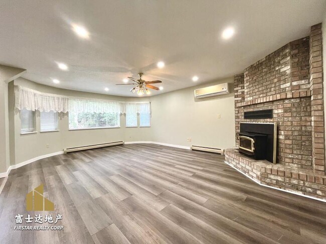 Photo du bâtiment - 4 bedroom in Maple Ridge Grove BC V2W 1N9