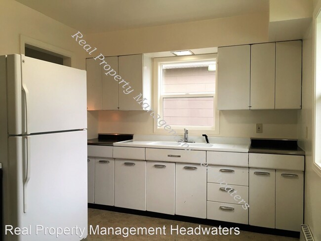 Building Photo - 3 br, 1.5 bath House - 820 E. Broadway