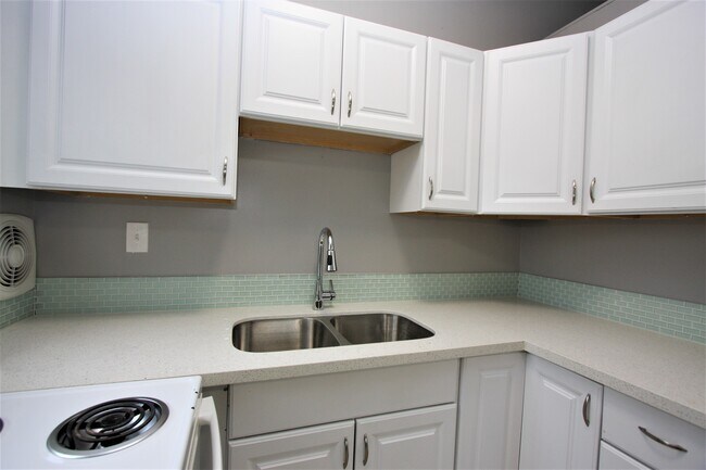 Salpicadero de azulejos color aguamarina con encimeras de cuarzo nuevas. - 5442 -5448 SE Franklin St
