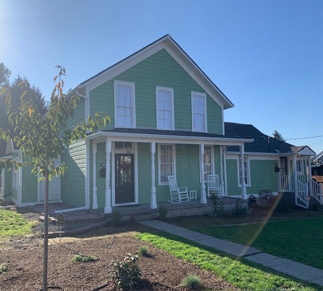 Building Photo - $2,350 Furnished or $2,150 Unfurnished, Three Bedrooms, Two Baths Duplex available now!