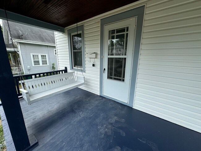 Foto del edificio - MADISONVILLE - Adorable 2 bed 2 bath cape ...