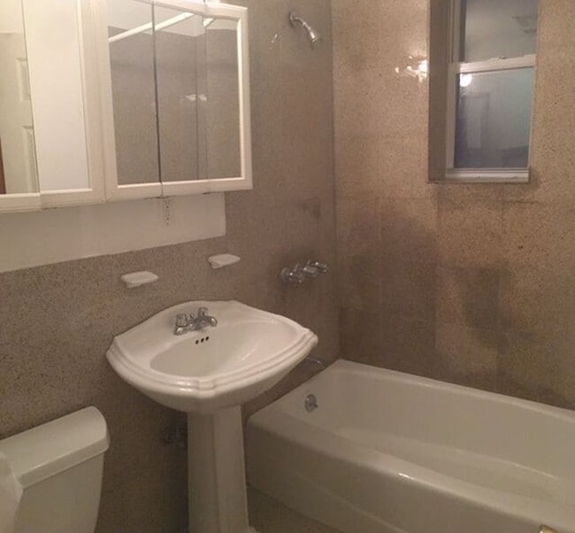 1st level bath - 11 Oak St