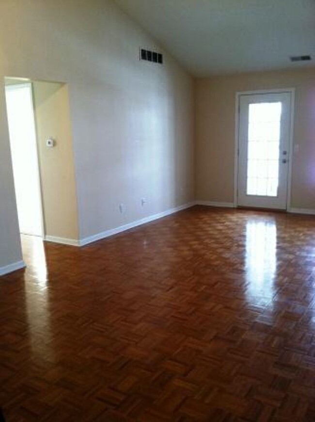 Building Photo - 2 br, 2 bath House - 712 W. Barrington Circle