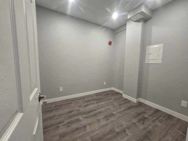 Building Photo - 337 Grenville Ave