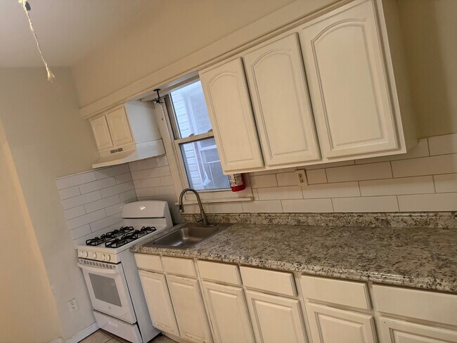 Building Photo - 422 Jelliff Ave