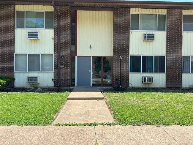 Foto del edificio - 7571 Hazelcrest Dr