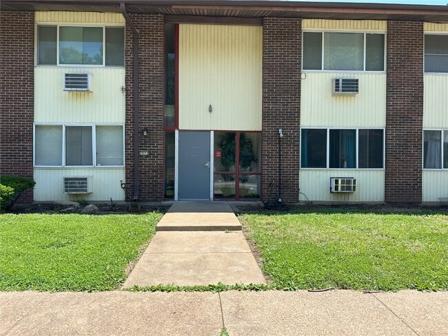 Building Photo - 7571 Hazelcrest Dr