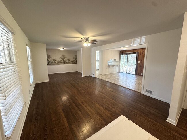 Building Photo - 5br home off S. Milledge For Rent