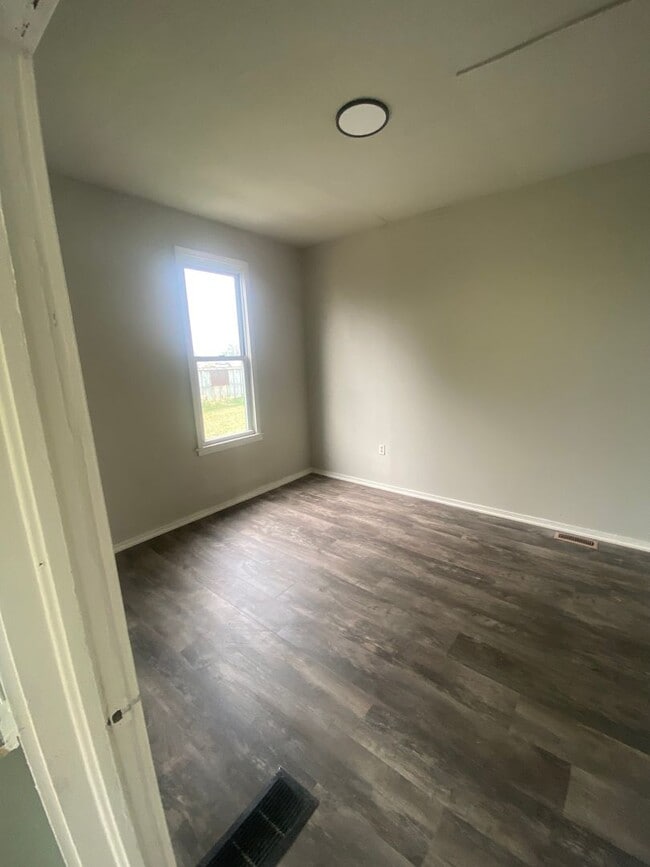 Building Photo - Newly remodeled 3 bedroom house