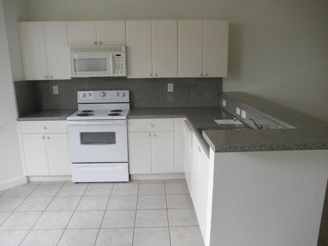 Building Photo - SHOMA TOWNHOUSES AT ROYAL PALM