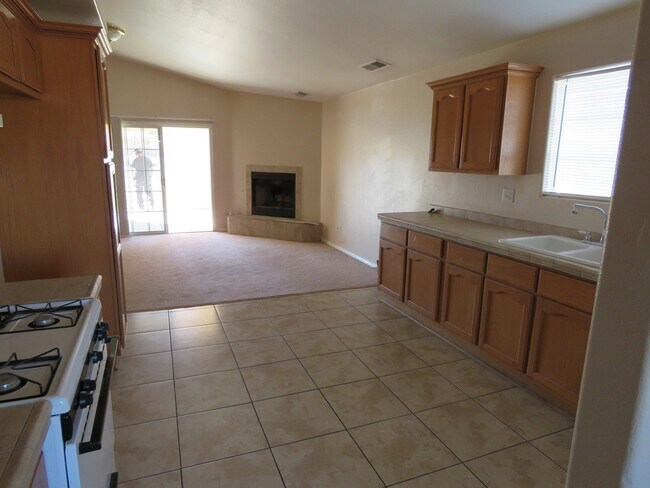 Building Photo - Spacious home close to town!!