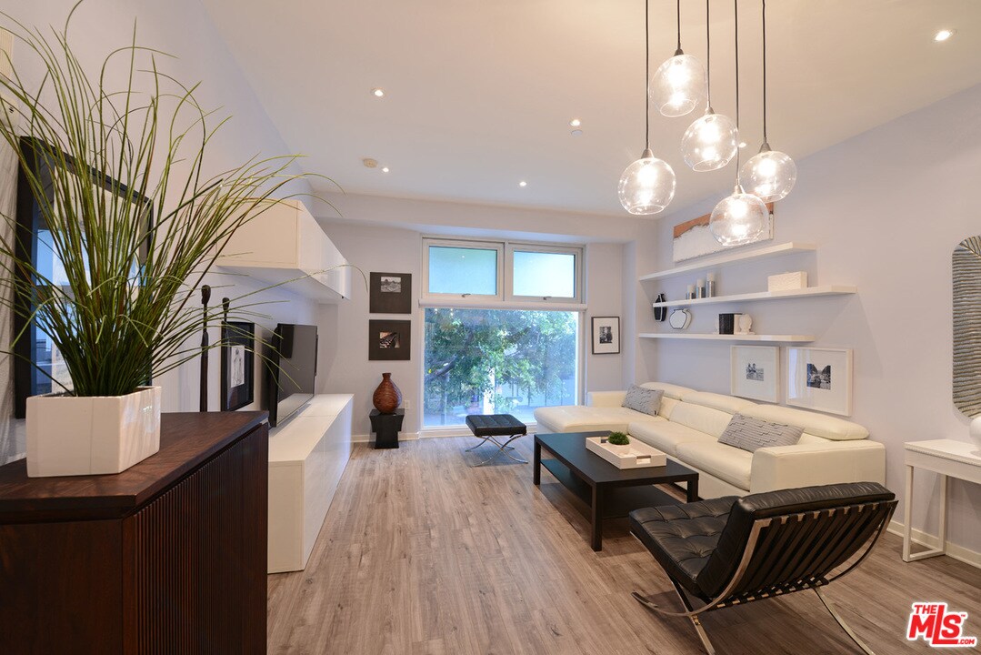 Foto principal - 630 W 6th St