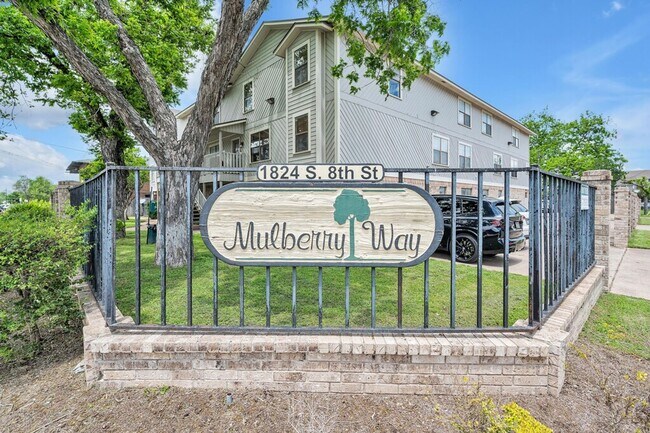 Building Photo - 2 Bedroom Condo Just One Block From Campus!