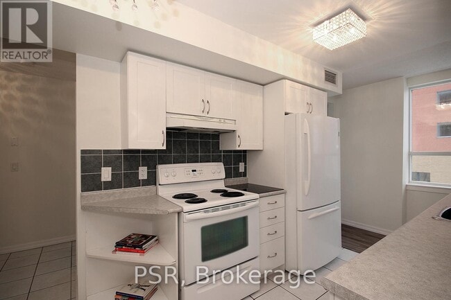 Building Photo - 4 Elsinore Path