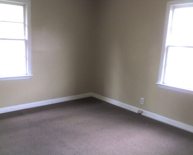 Building Photo - 4065 Southview Dr