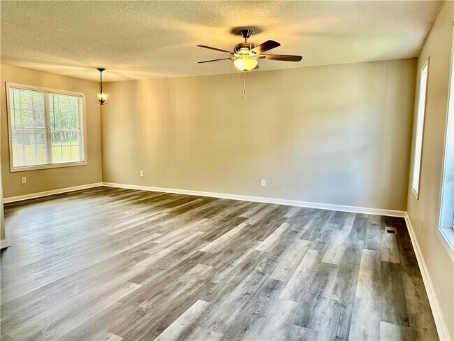 Foto del edificio - 380 River Trace Dr