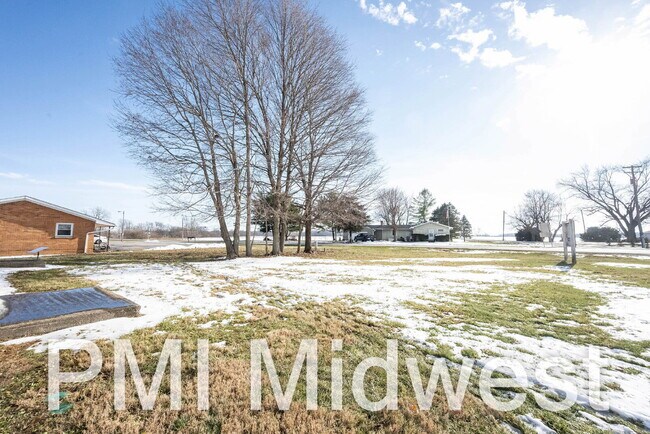 Foto del edificio - "Cozy 2-Bed Oasis in New Palestine with 800 Sq Ft of Comfort!"