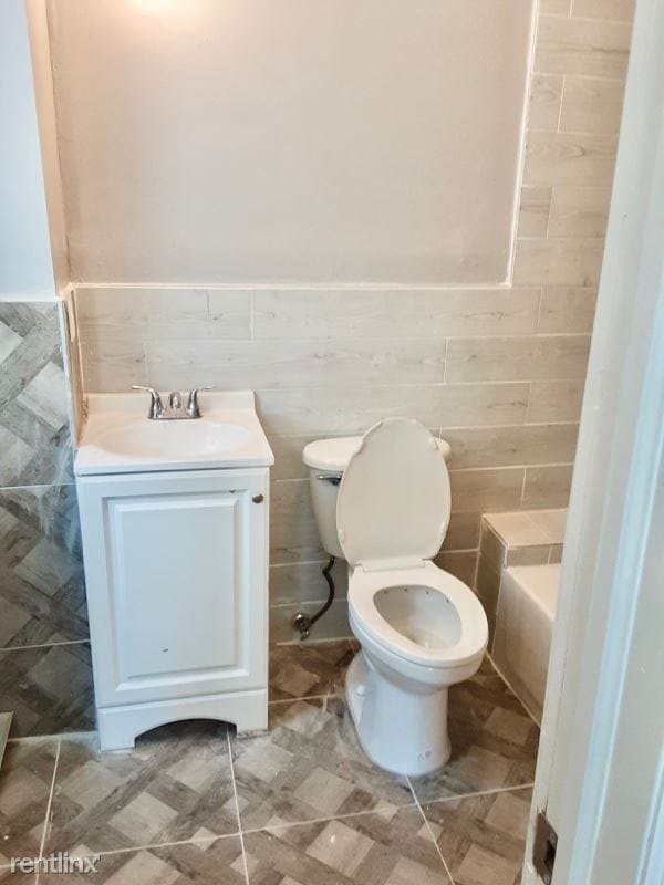 Building Photo - 3 br, 1 bath Townhome - 103 S 7th St