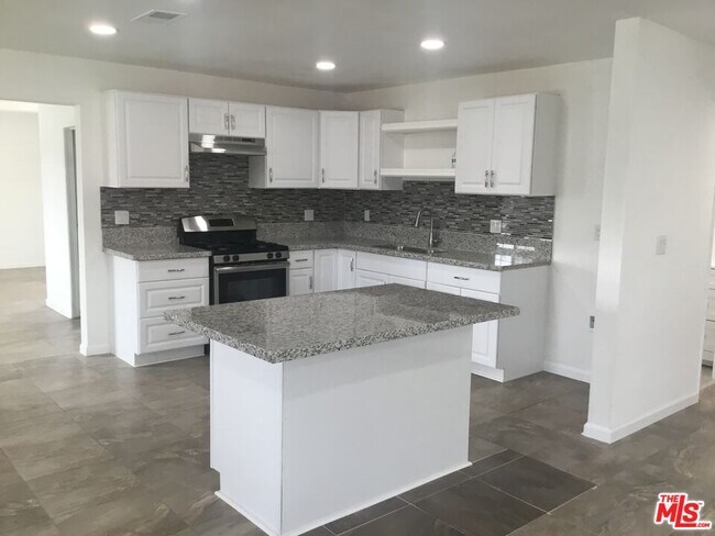 Building Photo - 2720 Valencia Dr