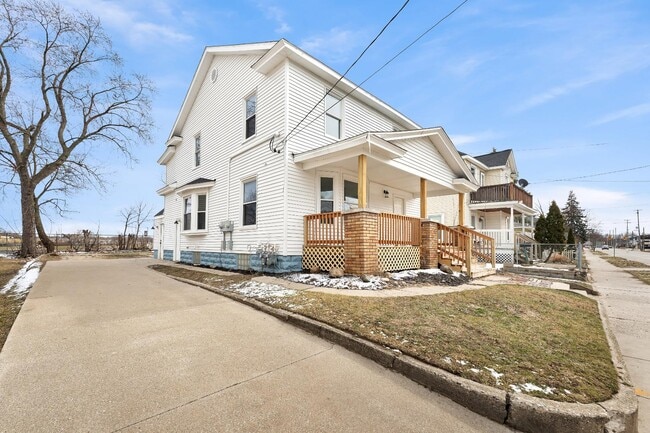 Building Photo - 1754 Godfrey Ave SW