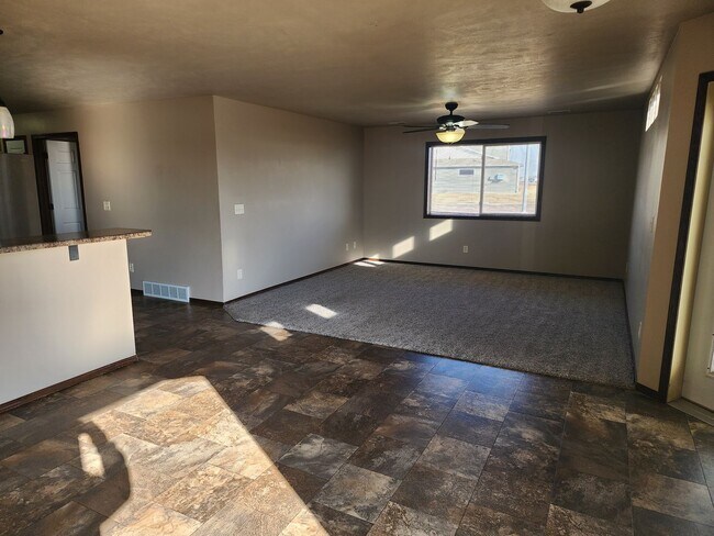 Foto del edificio - Two bedroom Town Home with attached double garage