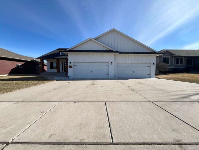 Building Photo - 4 Bed/3.5 Bath with 4 Stall Heated Garage!