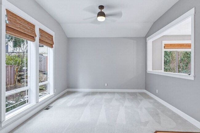 Foto del edificio - Beautiful 3 Bedroom/2.5 Lake Oswego