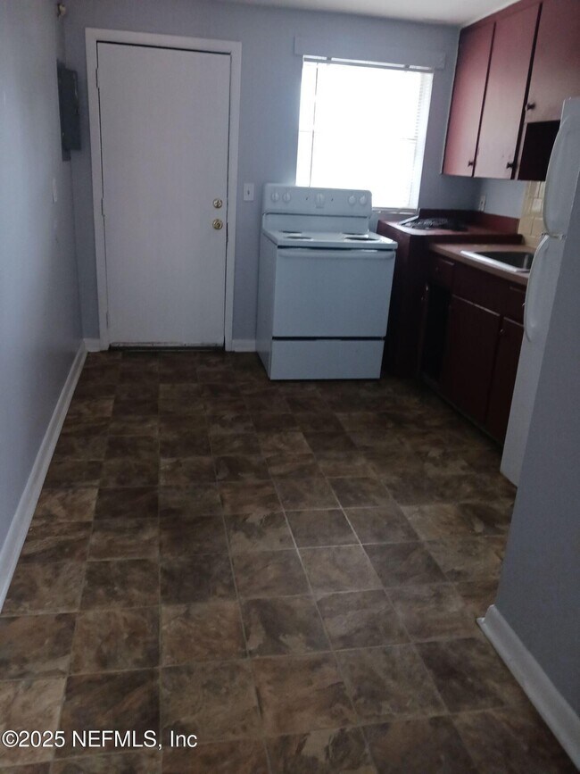 Foto del edificio - 1145 W 25th St