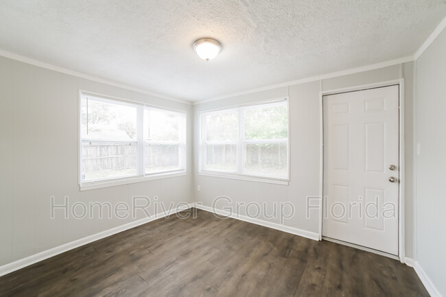 Foto del edificio - 9497 Starkey Rd