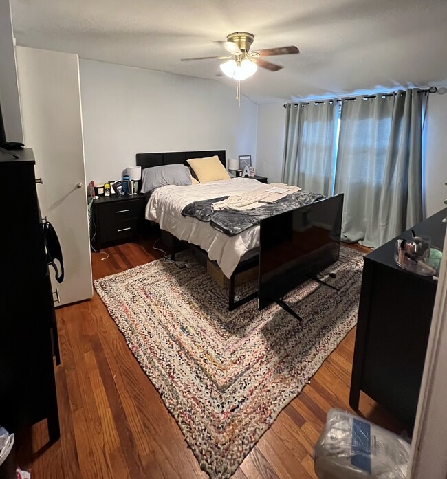 Master bedroom for rent - 1141 Gloria Ave