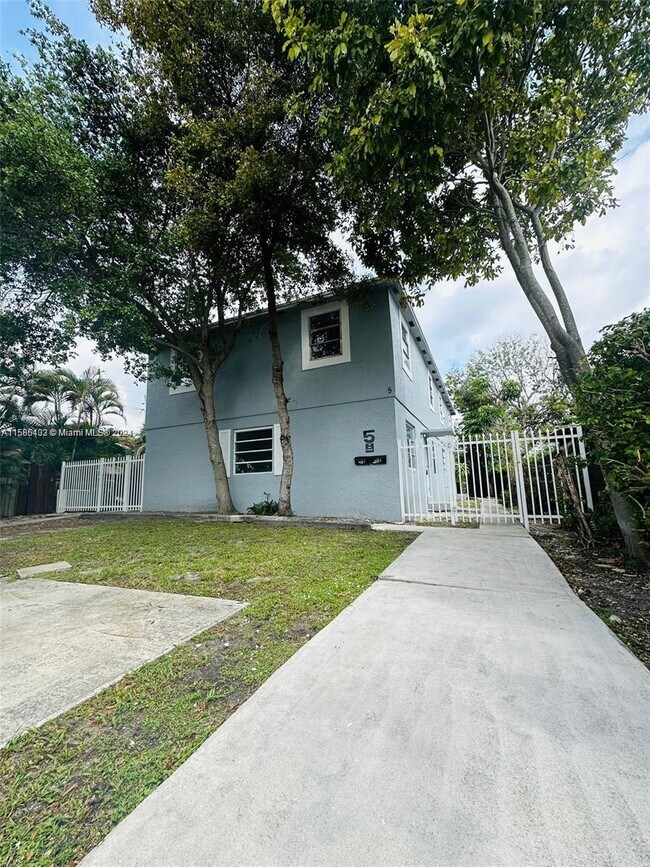Building Photo - 5 NE 16th Ct