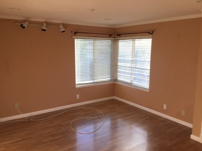 Building Photo - Super cute 1 Bedroom 1 bath Condo Available