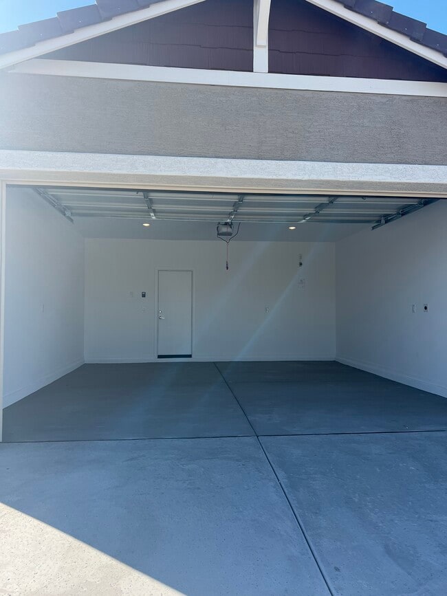 Garage - 2325 W Chanute Pass
