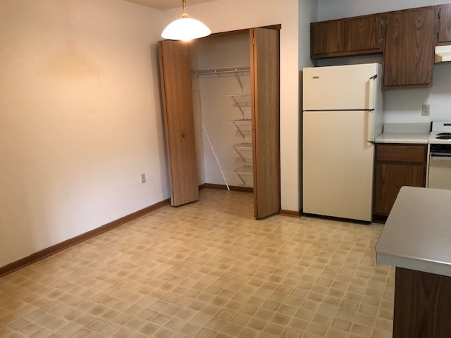 Kitchen dining area - 4230 W Grange Ave