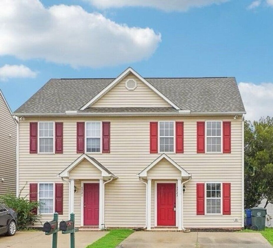 Primary Photo - 2 bedroom duplex in Raleigh with ALL the a...