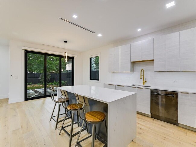Building Photo - 2209 Santa Rita St