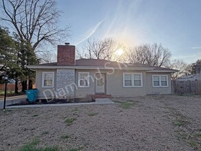 Building Photo - 1918 S Kings Ave