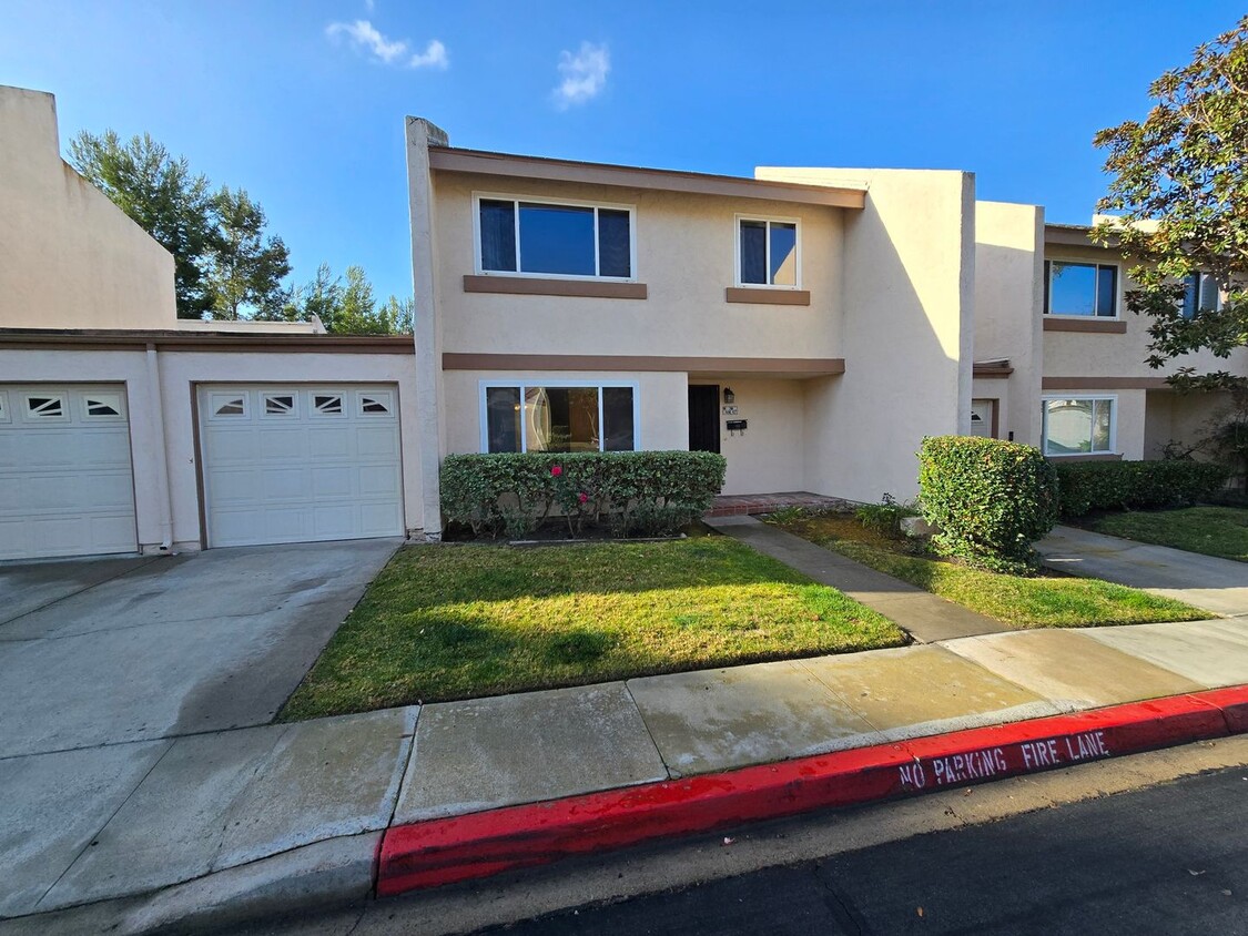 Foto principal - Clairemont. 3 br., 2 ba. Townhome with Garage