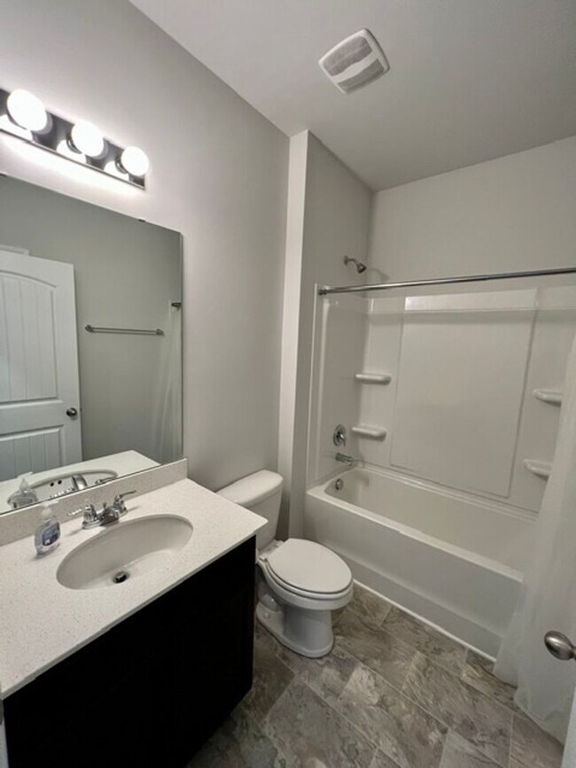 Foto del edificio - 3 Bed 2 Bath in Lebanon, Like New Home in Woodbridge Glen!